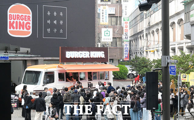 유용욱 셰프가 1일 오전 서울 성수동에서 ‘게릴라 와퍼트럭’을 타고 시민들에게 신제품을 제공하고 있다. 유 셰프는 자신의 시그니처인 비프립 노하우와 버거킹의 직화 방식을 결합해 고유의 풍미를 구현했다.