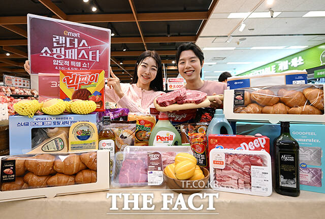 이마트가 ‘랜더스 쇼핑페스타’를 진행한다고 밝힌 1일 오전 서울 용산구 이마트 용산점에서 모델들이 행사 상품을 선보이고 있다. /서예원 기자