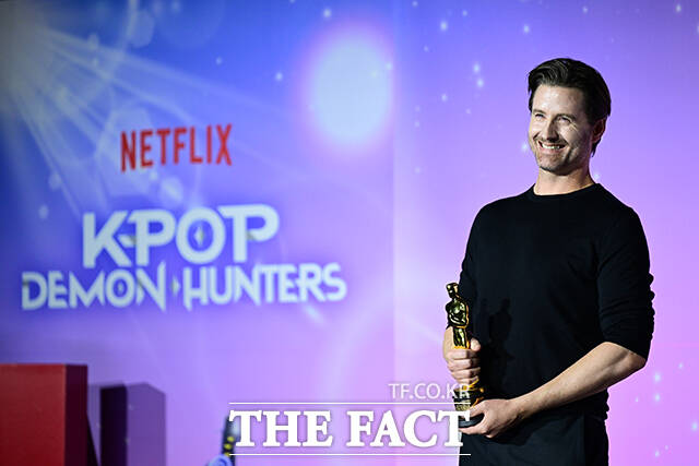 함께 오스카 들어올린 매기 강 감독(왼쪽)과 '골든'의 가창자 이재.