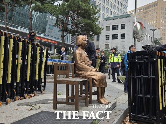 정의기억연대(정의연)는 1일 낮 12시 서울 종로구 옛 주한 일본대사관 앞에서 제1746차 수요시위를 열었다. 시위에 앞서 경찰과 정의연 관계자들은 이날 오전 11시30분께부터 소녀상을 둘러싸고 있던 바리케이드를 철거했다. /안디모데 기자