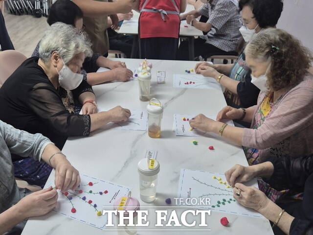 아산시가 2025년 어르신 대상 반짝반짝 은빛 숲 치유 프로그램을 운영하고 있다. /아산시