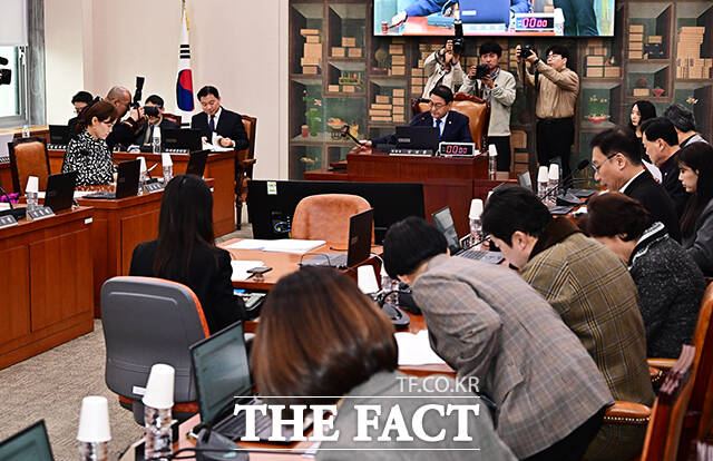 김교흥 문체위원장이 1일 오후 서울 여의도 국회에서 열린 문화체육관광위원회 전체회의에 참석해 안건을 상정하고 있다.