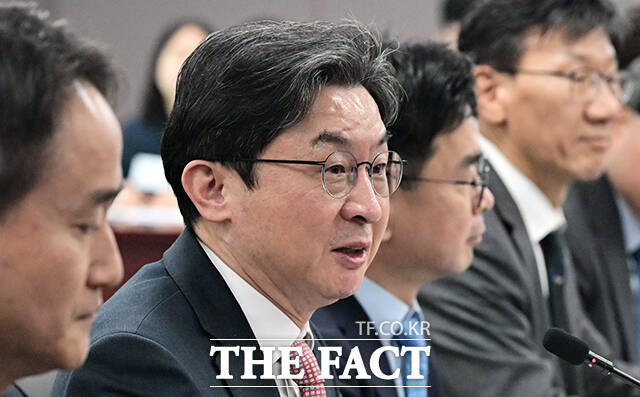 이억원 금융위원장이 1일 오전 서울 종로구 정부서울청사에서 열린 가계부채 점검회의에 참석해 모두발언을 하고 있다. /임영무 기자