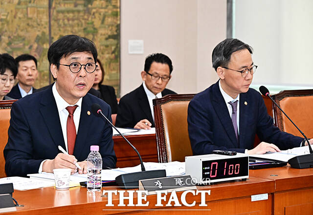 김교흥 문체위원장이 1일 오후 서울 여의도 국회에서 열린 문화체육관광위원회 전체회의에 참석해 안건을 상정하고 있다.