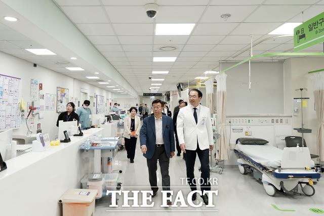 신상진 성남시장(왼쪽)이 3월 31일 오후 성남시의료원을 방문해 병원시설을 살펴보고 있다. /성남시