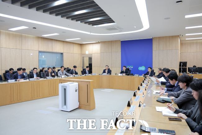 김성중 경기도지사 권한대행이 1일 김대순 행정2부지사, 실·국장 등과 함께 추경 편성 긴급 대책 회의를 하고 있다. /경기도