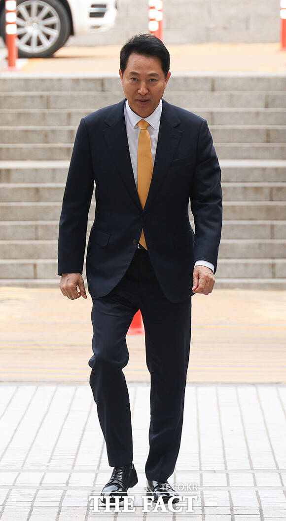 오세훈 서울시장이 1일 오전 서울 서초구 서울중앙지법에서 열린 정치자금법 위반 혐의 관련 공판에 출석하며 취재진 질문에 답하고 있다. /박상민 기자