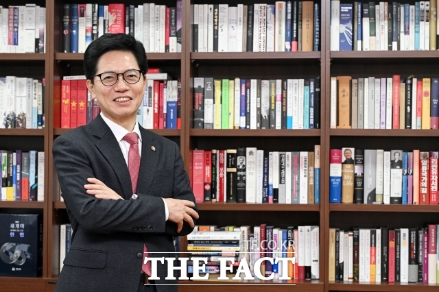 한국학술정보협의회(회장 황정근 국회도서관장)가 인공지능(AI) 기반 도서관의 미래와 디지털 포용 전략을 논의하는 자리를 마련했다. 사진은 황정근 국회도서관장. /남용희 기자