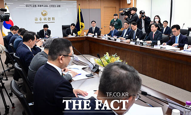 이억원 금융위원장이 1일 오전 서울 종로구 정부서울청사에서 열린 가계부채 점검회의에 참석해 모두발언을 하고 있다. /임영무 기자