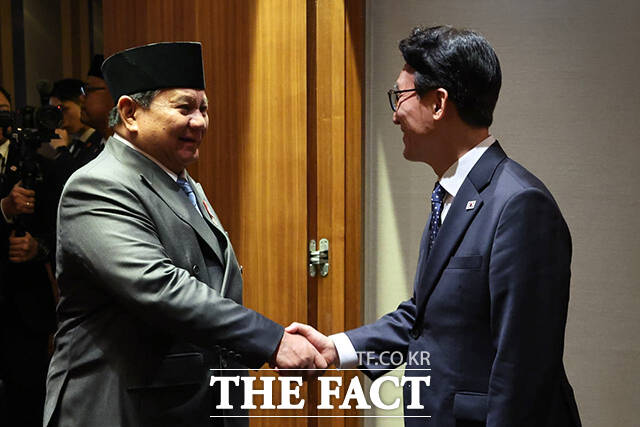 김민석 국무총리(왼쪽)가 1일 오후 서울 중구 신라호텔에서 프라보워 수비안토 인도네시아 대통령과 면담을 갖고 있다. /국무총리실