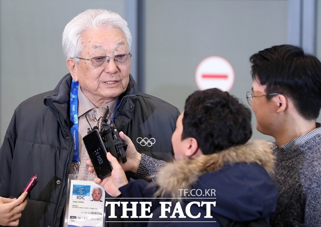 장웅 전 북한 국제올림픽위원회(IOC) 명예위원이 지난달 29일 사망했다. 사진은 장 전 위원이 2018년 2월 4일 평창동계올림픽에 참가하기 위해 인천국제공항을 통해 입국했던 모습. /뉴시스