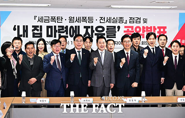 송언석 국민의힘 원내대표와 장동혁 대표, 조정훈 의원(왼쪽부터)이 1일 서울 마포구 마포자이더센트리지 단지 상가의 한 부동산을 찾아 부동산 시장 점검을 하고 있다.