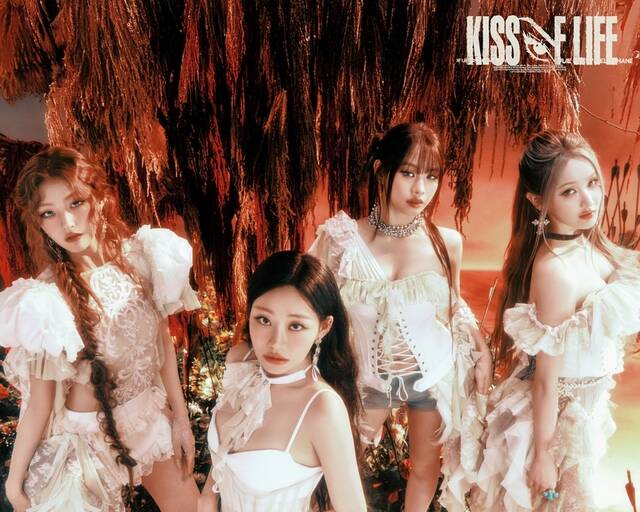 그룹 키스오브라이프의 하늘 쥴리 나띠 벨(왼쭉부터)이 싱글 'Who is she(후 이즈 쉬)'의 두 번째 콘셉트 포토를 공개했다./S2엔터테인먼트