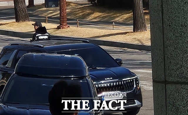 번호판 끝자리가 '3'이나 '8'인 차량의 국회 진입이 제한됐던 지난달 25일 국회의원회관 앞에 끝 번호가 '3'인 의원의 수행차량이 주차돼 있다. 이날은 '공공기관 차량 5부제' 시행 첫날이다. /서다빈 기자