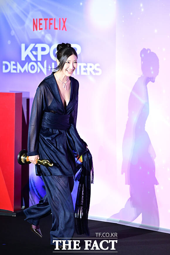 함께 오스카 들어올린 매기 강 감독(왼쪽)과 '골든'의 가창자 이재.