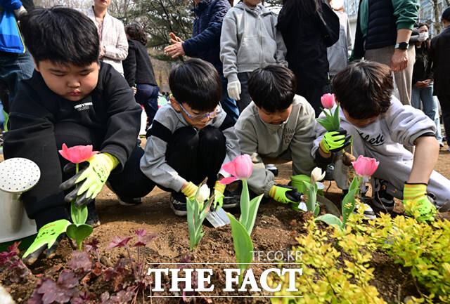 오승록 노원구청장(가운데)과 월계동 주민, 지역아동센터 아동 등 노원구 지역주민들이 식목일을 앞둔 1일 오후 서울 노원구 초안산숲속작은도서관 옆 부지에서 열린 '제81회 식목일 기념 100만 그루 나무심기' 행사에 참여해 산수유 묘목을 식재하고 있다. /이새롬 기자