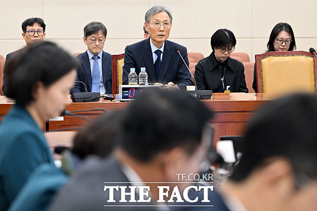 인사청문회에서 의원 질의에 답하는 고광헌 방송미디어통신심의위원회 위원장 후보자.