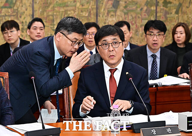 김교흥 문체위원장이 1일 오후 서울 여의도 국회에서 열린 문화체육관광위원회 전체회의에 참석해 안건을 상정하고 있다.