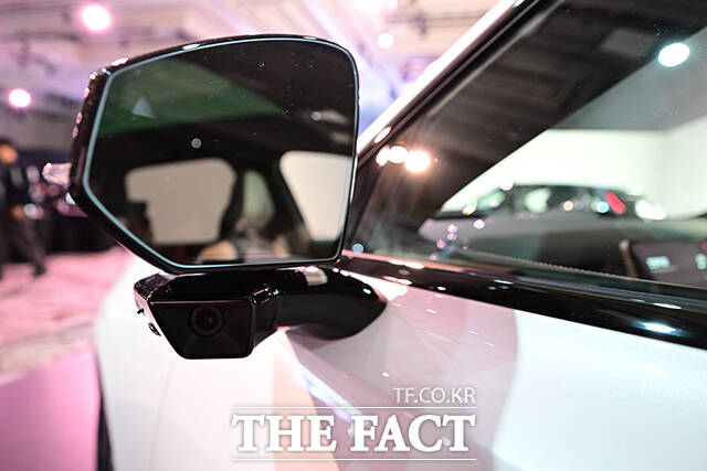 카메라 부착된 울트라 트림의 사이드미러.