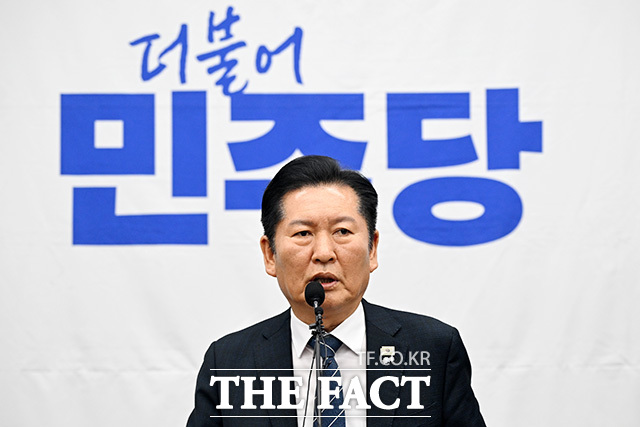 6·3 지방선거에서 도지사 재선에 도전했던 김관영 전북지사가 현금 살포 의혹으로 당에서 제명되면서, 과거 더불어민주당에서 발생한 금전 관련 문제도 재조명되고 있다. 사진은 정청래 민주당 대표. /남용희 기자