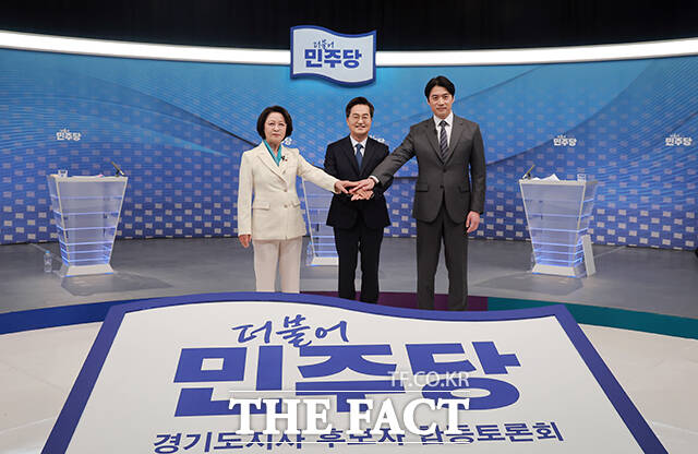 더불어민주당 추미애·김동연·한준호 경기도지사 경선후보(왼쪽부터)가 1일 오후 서울 양천구 SBS 목동 스튜디오에서 열린 더불어민주당 경기도지사 후보자 2차 TV 합동토론회에 참석해 토론을 준비하고 있다. /국회사진기자단