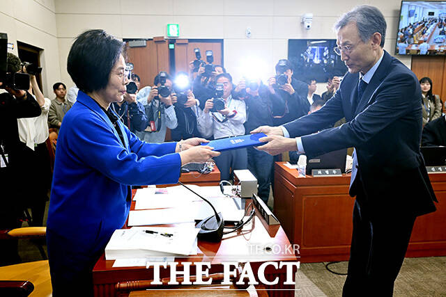 인사청문회에서 의원 질의에 답하는 고광헌 방송미디어통신심의위원회 위원장 후보자.