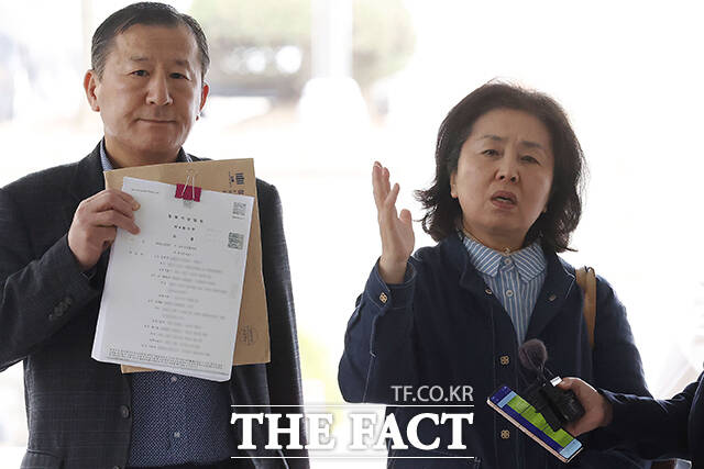 김영선 전 국회의원이 1일 서울 서초구 서울중앙지법에서 열린 오세훈 서울시장의 여론조사 대납 의혹 사건 1심 속행 공판에 증인으로 출석하며 취재진 질문에 답하고 있다. /박상민 기자