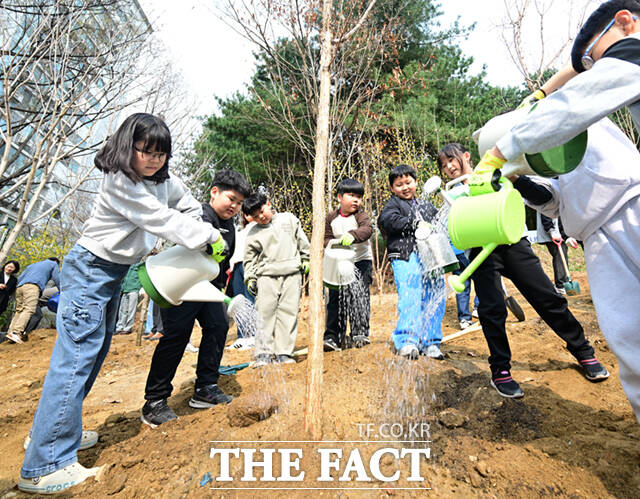 오승록 노원구청장(가운데)과 월계동 주민, 지역아동센터 아동 등 노원구 지역주민들이 식목일을 앞둔 1일 오후 서울 노원구 초안산숲속작은도서관 옆 부지에서 열린 '제81회 식목일 기념 100만 그루 나무심기' 행사에 참여해 산수유 묘목을 식재하고 있다. /이새롬 기자