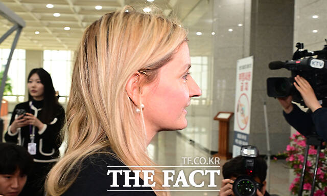 세라 로저스 미 국무부 공공외교 담당 차관이 개정 정보통신망법 논의차 1일 오전 서울 종로구 외교부 청사를 방문하고 있다. /임영무 기자