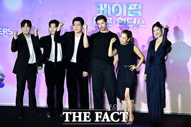 함께 오스카 들어올린 매기 강 감독(왼쪽)과 '골든'의 가창자 이재.