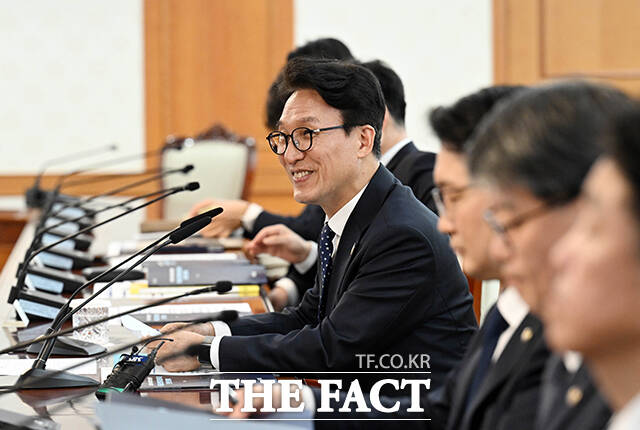 김민석 국무총리(왼쪽)가 1일 오후 서울 종로구 정부서울청사에서 열린 제2차 국토대전환 범정부 추진협의회 회의에 참석해 모두발언을 하고 있다. /임영무 기자