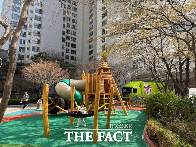 성남시 보조금 1억 원을 지원받아 지난해 2월 아동친화적(자연친화형)으로 리모델링한 분당구의 A 공공주택 단지 내 놀이터. /성남시
