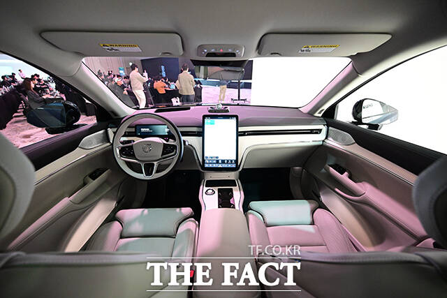 뒷자리에서 바라본 EX90 울트라 트림의 앞좌석.