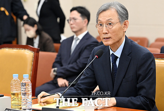 인사청문회에서 의원 질의에 답하는 고광헌 방송미디어통신심의위원회 위원장 후보자.