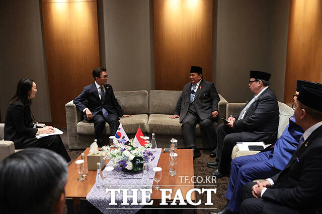 김민석 국무총리(왼쪽)가 1일 오후 서울 중구 신라호텔에서 프라보워 수비안토 인도네시아 대통령과 면담을 갖고 있다. /국무총리실