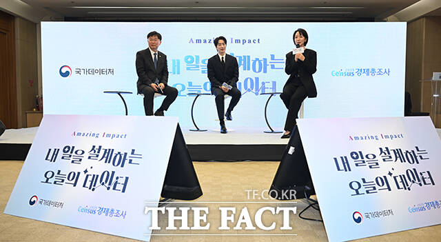 배우 이준혁(왼쪽)과 박선영 아나운서가 1일 오후 서울 중구 한국프레스센터에서 열린 '2025년 기준 경제총조사 홍보모델 위촉식'에 참석해 기념촬영을 하고 있다. /박헌우 기자