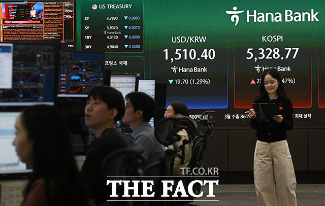 미국과 이란의 전쟁 종전에 대한 기대감이 커진 1일 오전 서울 중구 하나은행 딜링룸에 지수가 표시되고 있다. /서예원 기자