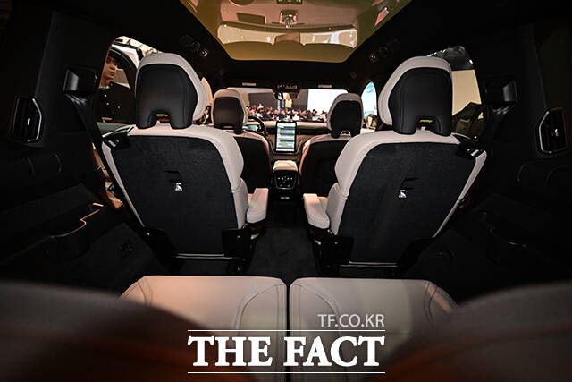 트렁크에서 바라본 6인승 모델의 공간.