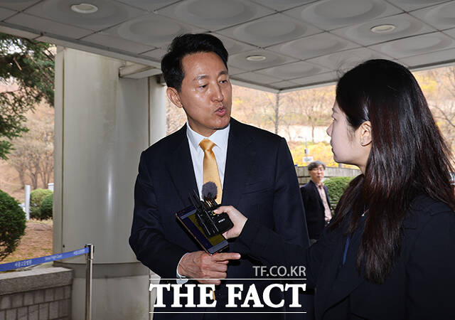 오세훈 서울시장이 1일 오전 서울 서초구 서울중앙지법에서 열린 정치자금법 위반 혐의 관련 공판에 출석하며 취재진 질문에 답하고 있다. /박상민 기자