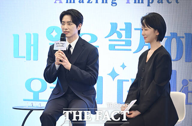 배우 이준혁(왼쪽)과 박선영 아나운서가 1일 오후 서울 중구 한국프레스센터에서 열린 '2025년 기준 경제총조사 홍보모델 위촉식'에 참석해 기념촬영을 하고 있다. /박헌우 기자