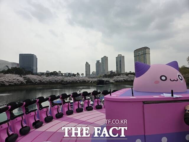 1일 서울 송파구 롯데월드 '메이플 아일랜드'에서 기존 롯데월드 어트랙션 '자이로 스핀'이 메이플스토리 대표 캐릭터 '핑크빈'으로 꾸며 운영되고 있다. /잠실=우지수 기자