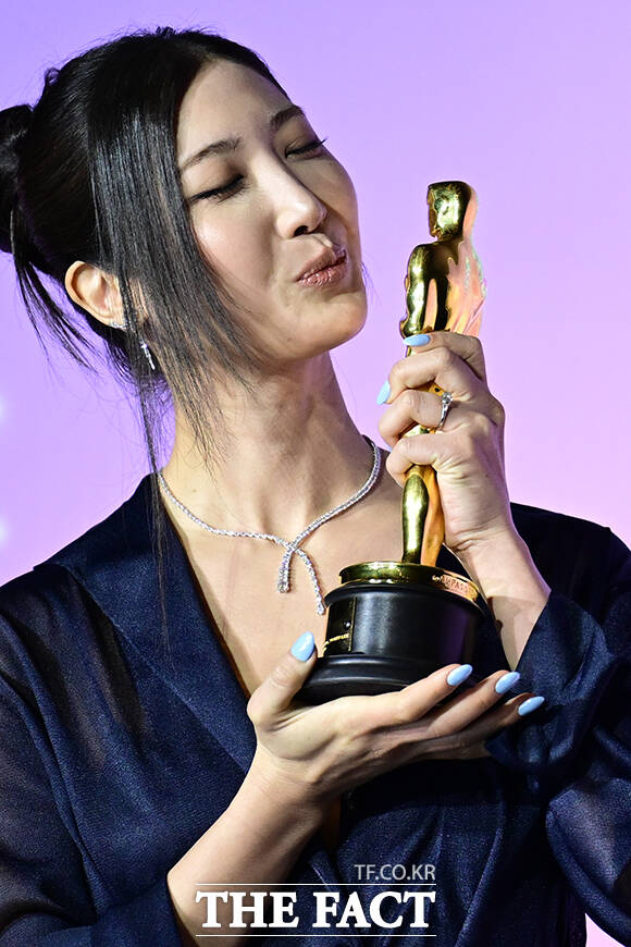 함께 오스카 들어올린 매기 강 감독(왼쪽)과 '골든'의 가창자 이재.