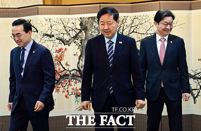 구윤철 부총리 겸 재정경제부 장관(가운데)이 1일 오전 서울 종로구 정부서울청사에서 열린 거시재정금융간담회에 참석해 모두발언을 하고 있다. /임영무 기자