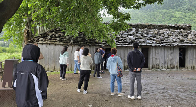 독도아카데미 교육생이 문화역사 탐방을 하고 있다. /울릉군