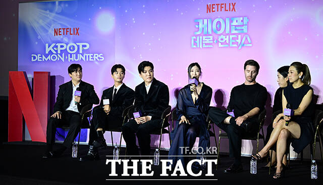 함께 오스카 들어올린 매기 강 감독(왼쪽)과 '골든'의 가창자 이재.