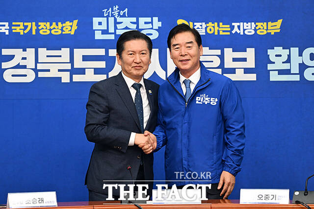 정청래 더불어민주당 대표(왼쪽)가 1일 오후 서울 여의도 국회에서 열린 오중기 경북도지사 후보 환영식에서 오 후보와 기념촬영을 하고 있다. /국회=남용희 기자