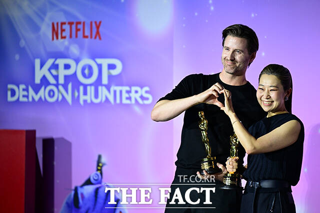 함께 오스카 들어올린 매기 강 감독(왼쪽)과 '골든'의 가창자 이재.