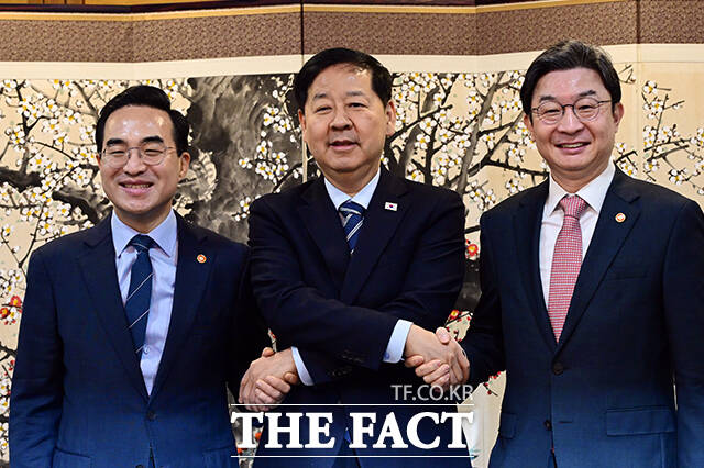 구윤철 부총리 겸 재정경제부 장관(가운데)이 1일 오전 서울 종로구 정부서울청사에서 열린 거시재정금융간담회에 참석해 모두발언을 하고 있다. /임영무 기자