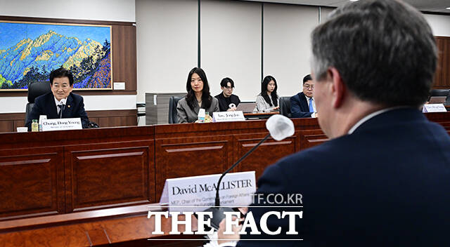 정동영 통일부 장관이 1일 오후 서울 종로구 정부서울청사에서 열린 EU의회 외교위원회 방한단 면담에 참석해 인사말을 하고 있다. /임영무 기자