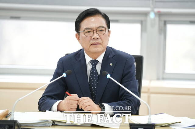 김석필 천안시장 권한대행이 1일 확대간부회의에서 현장 중심의 능동적 복지 행정을 주문하고 있다. /천안시